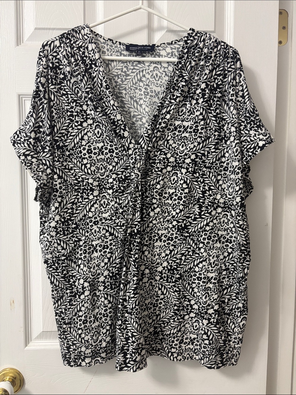 Jones New York Black & White Floral V-Neck Blouse